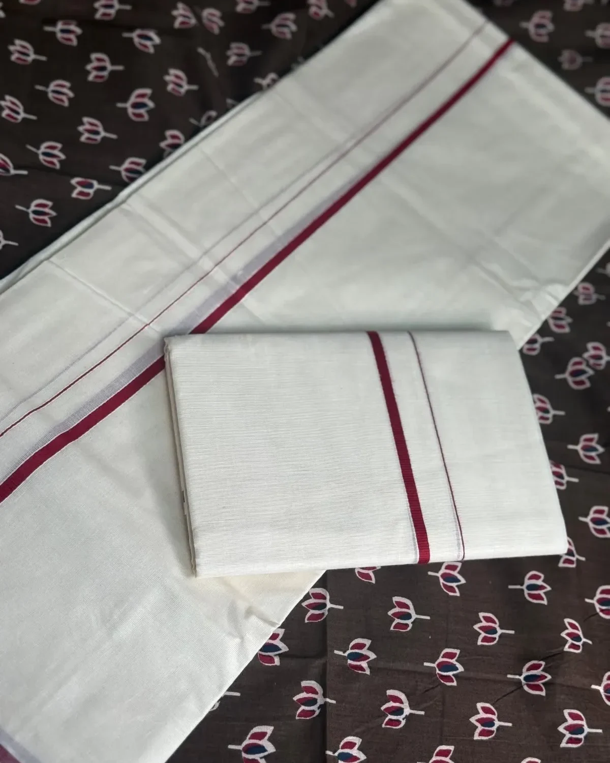 Brown thamara + maroon puliyilakara