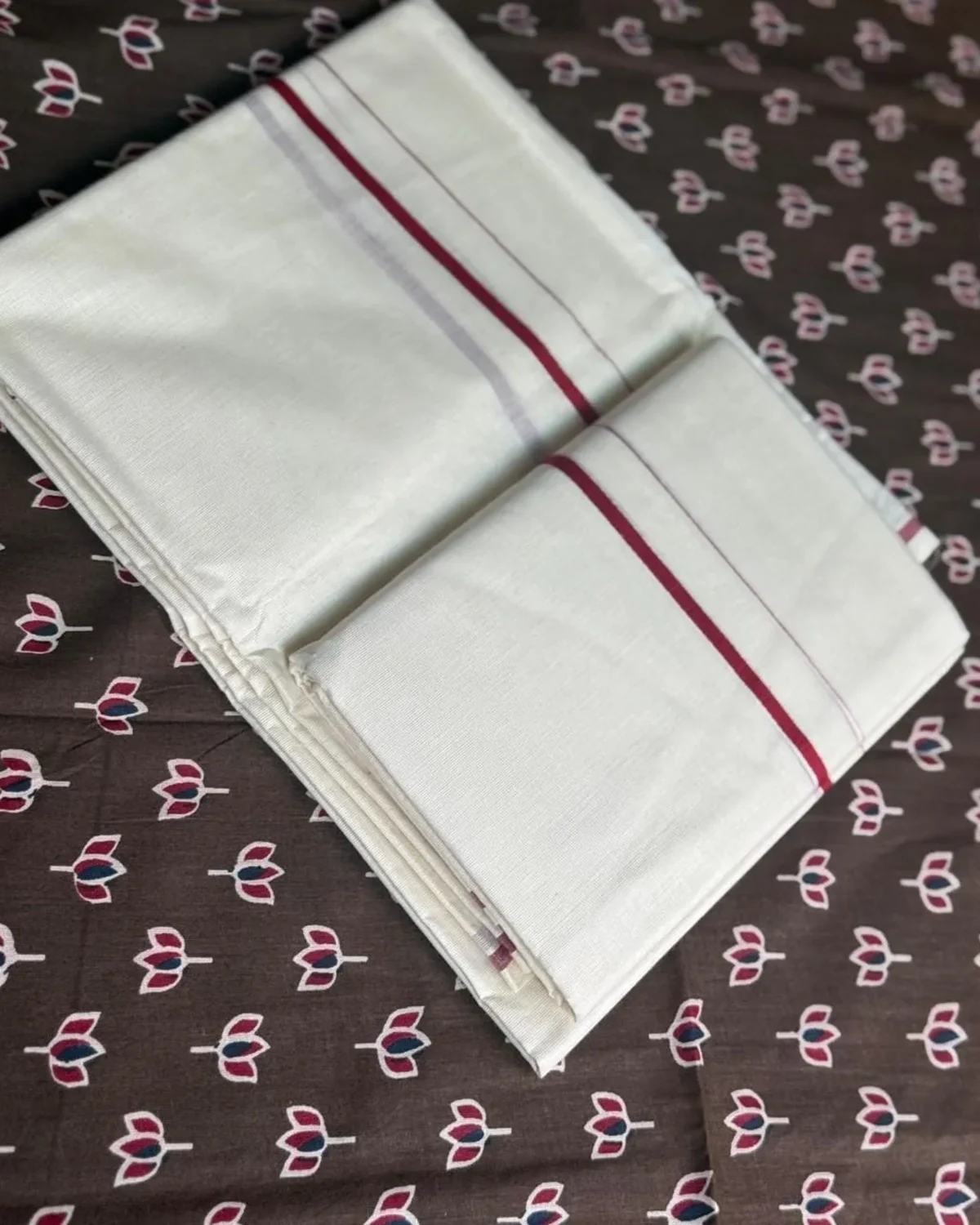 Brown thamara + maroon puliyilakara - Image 3