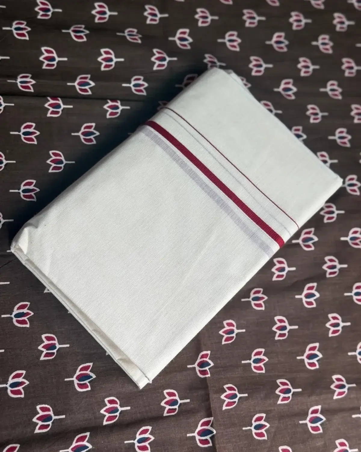 Brown thamara + maroon puliyilakara - Image 4